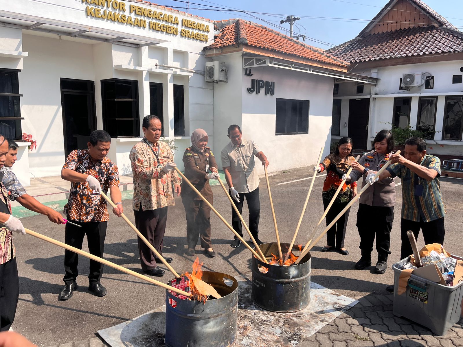 Kajari Sragen Virginia Haristavianne (tiga dari kiri) bersama perwakilan forkompimda Sragen musnahkan barang bukti kasus yang sudah inkrah, Jumat (18/7/2025). (Ahmad Khairudin/Radar Solo)