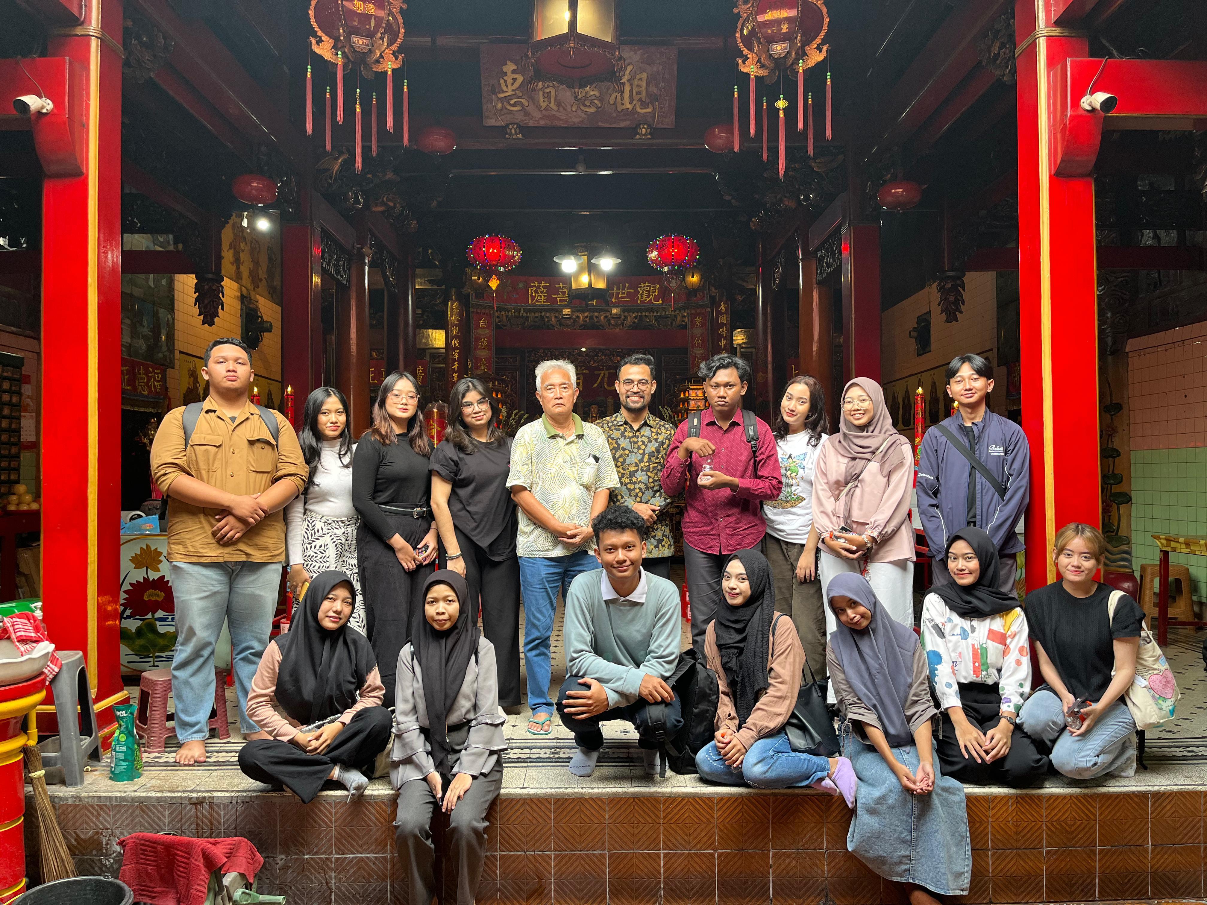 Tim RG Sinologi Fakultas Ilmu Budaya UNS gelar Pengabdian kepada Masyarakat di Klenteng Tien Kok Si.
