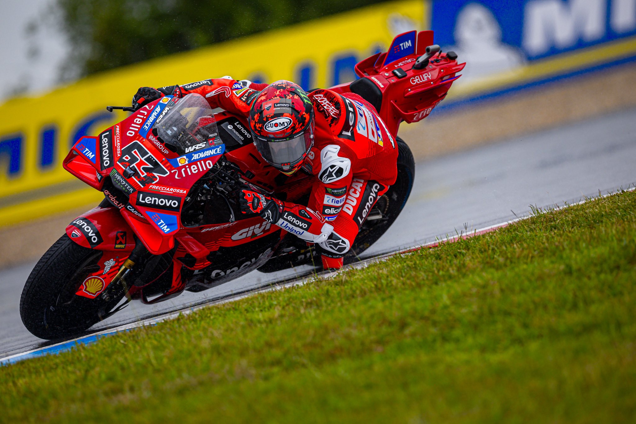 Francesco Bagnaia raih pole di Hasil Kualifikasi MotoGP Ceko 2025, disusul Marc Marquez dan Fabio Quartararo di posisi depan.