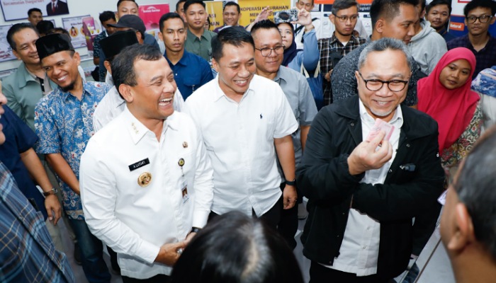 Menko Pangan Zulkifli Hasan dan Gubernur Jateng Ahmad Luthfi meninjau Koperasi Merah Putih yang akan diluncurkan Presiden Prabowo.
