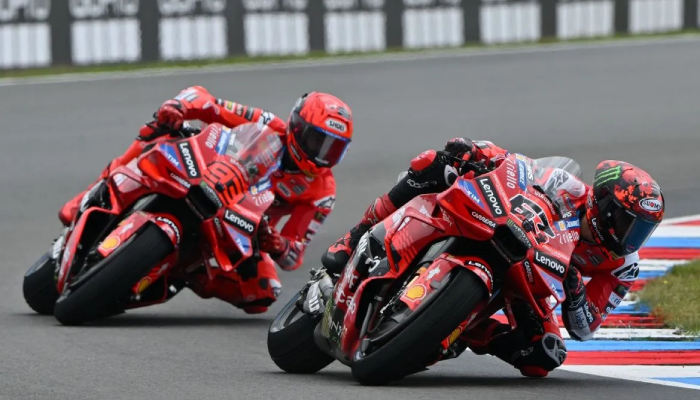 Pebalap Ducati Lenovo Team Francesco Bagnaia (kanan) memacu tunggangan di depan rekan setimnya, Marc Marquez, dalam FP1 MotoGP Ceko 2025 di Sirkuit Brno, Jumat (18/7/2025).