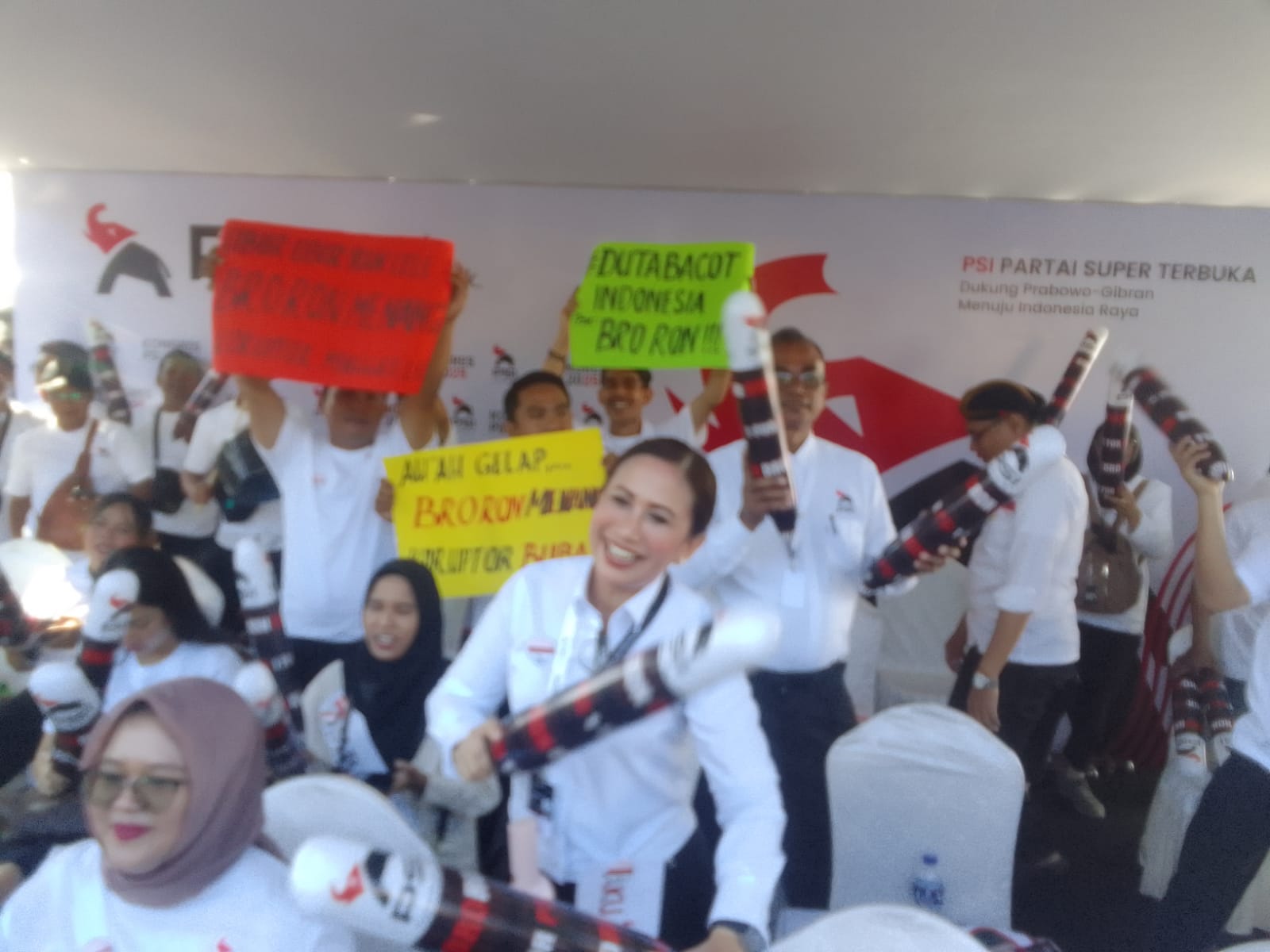 Kongres perdana PSI di Solo dihadiri 1.300 kader. Jokowi beri Pesan Kebangsaan, Prabowo tutup acara di Edutorium UMS.