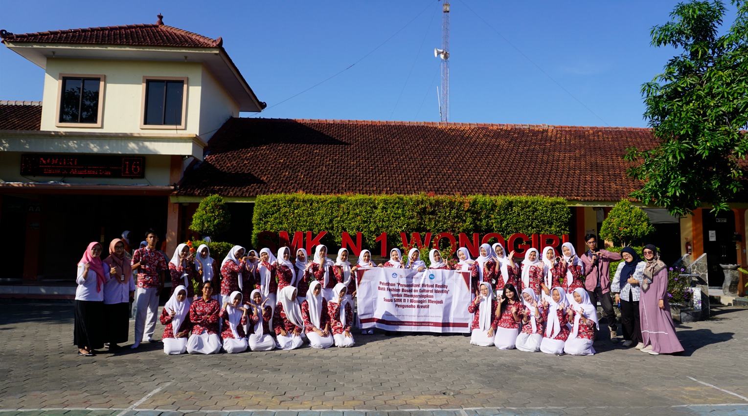 Siswa SMK N 1 Wonogiri dilatih desain batik VR oleh Dosen ISI Surakarta untuk jadi pengusaha kreatif masa depan.