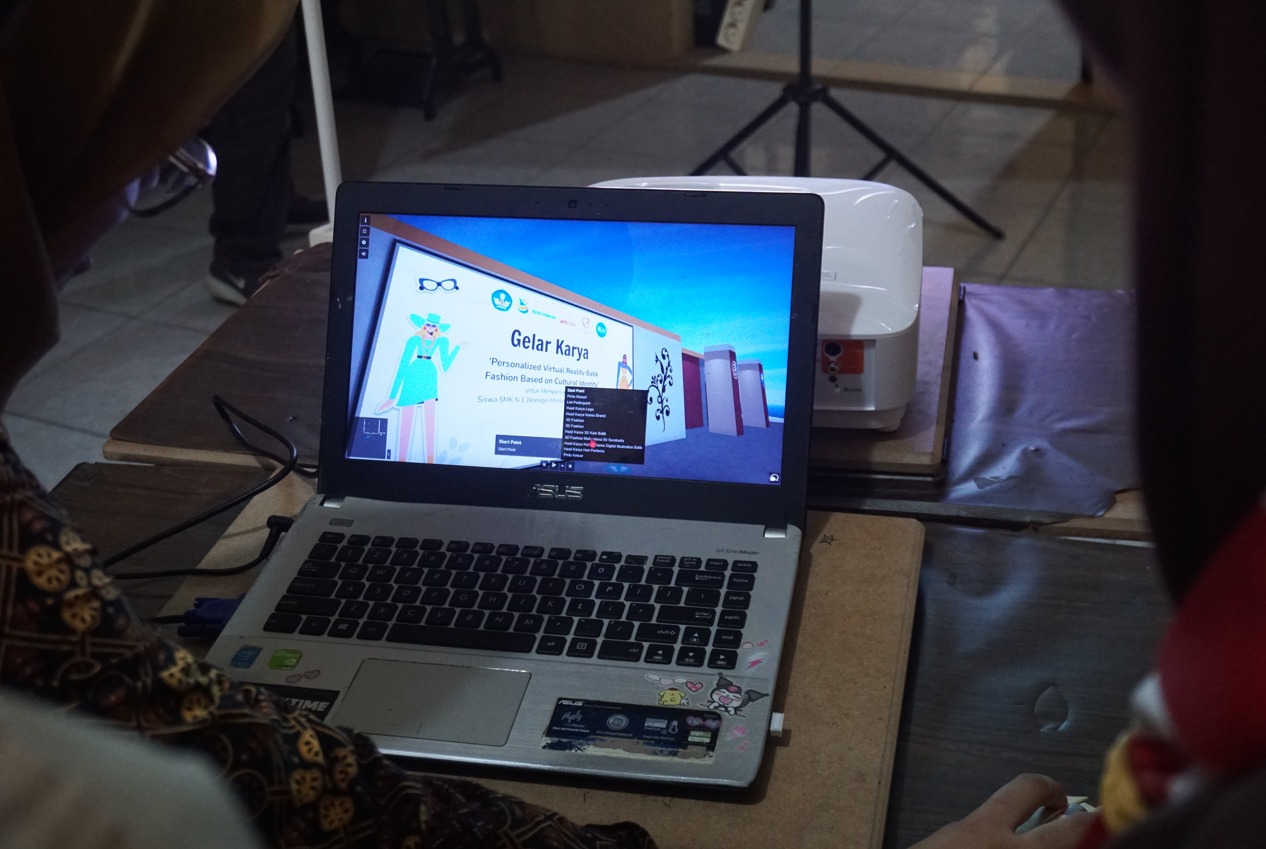 Siswa SMK N 1 Wonogiri dilatih desain batik VR oleh Dosen ISI Surakarta untuk jadi pengusaha kreatif masa depan.