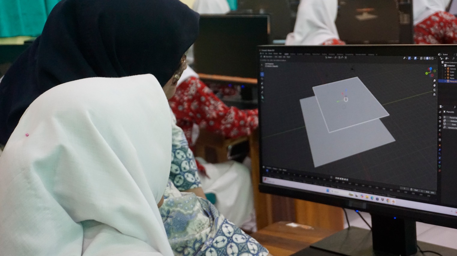 Siswa SMK N 1 Wonogiri dilatih desain batik VR oleh Dosen ISI Surakarta untuk jadi pengusaha kreatif masa depan.