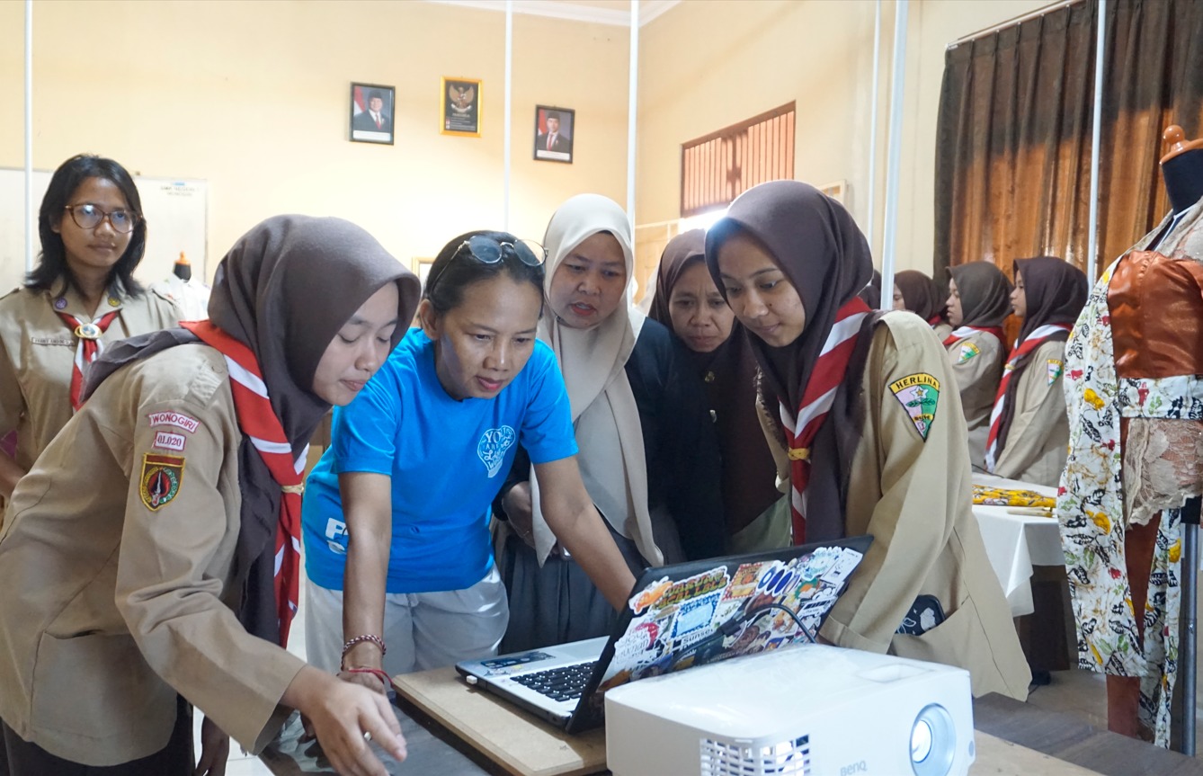 Siswa SMK N 1 Wonogiri dilatih desain batik VR oleh Dosen ISI Surakarta untuk jadi pengusaha kreatif masa depan.