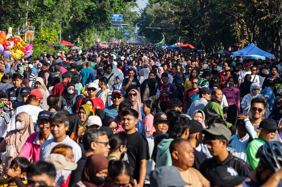 Pengunjung, pedagang, dan elemen lainnya tumplek blek di CFD Solo. Pemkot mulai menerapkan aturan baru untuk mengembalikan kenyanmanan di lokasi setempat.