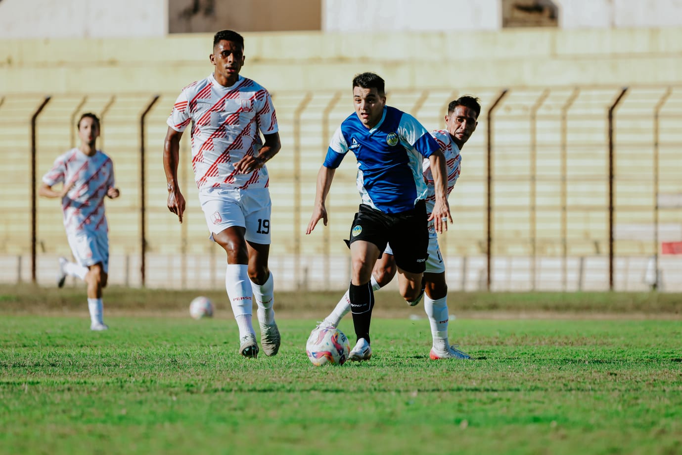 Bintang PSIM Jogja Vidal dikawal dua pemajn Persis Solo di Stadion Sultan Agung, Sabtu (19/7).