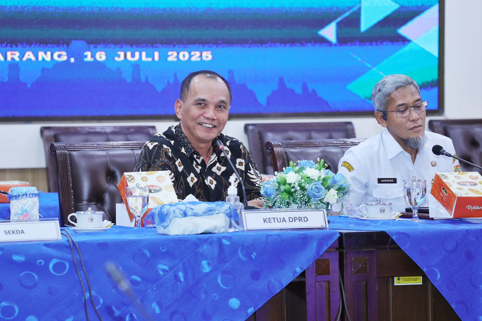 Menurut Sumanto ada tiga tahapan dalam penanganan konflik sosial. Salah satunya pencegahan melalui identifikasi potensi konflik dan pengawasan terhadap isu-isu prioritas.