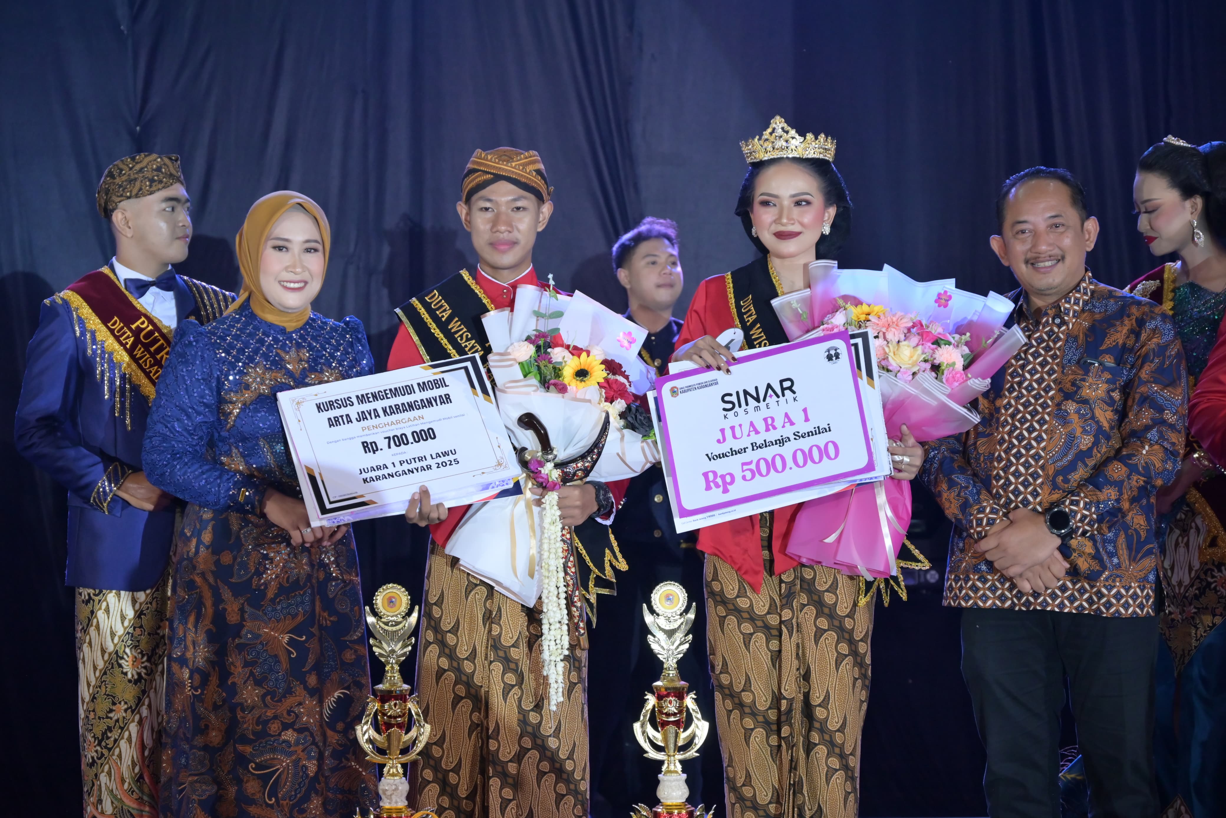 Bupati Karanganyar Rober Christanto beserta istri menyerahkan penghargaan kepada juara 1 Putra Putri Lawu 2025, Sabtu (19/7/2025). (Rudi Hartono/Radar Solo)
