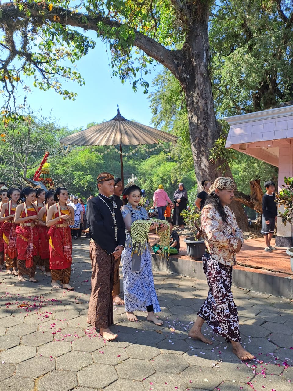 Tradisi Pulung Langse di Makam Ki Ageng Balak, Desa Mertan, Kecamatan Bendosari, Sukoharjo, Minggu (20/7) pagi.