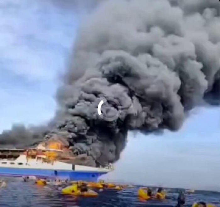 KM Barcelona 5 terbakar di sekitar perairan Pulau Talise, Kecamatan Likupang Barat, Kabupaten Minahasa Utara, Sulawesi Utara.