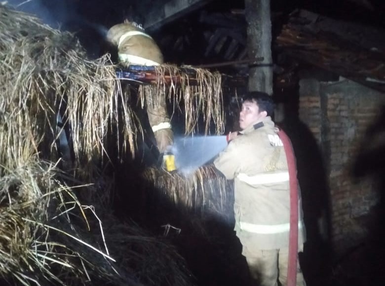 Personel Damkar Wonogiri padamkan api di Dusun Bolak, Desa Sembukan, Kecamatan Sidoharjo, Wonogiri, Sabtu (19/7/2025) malam.