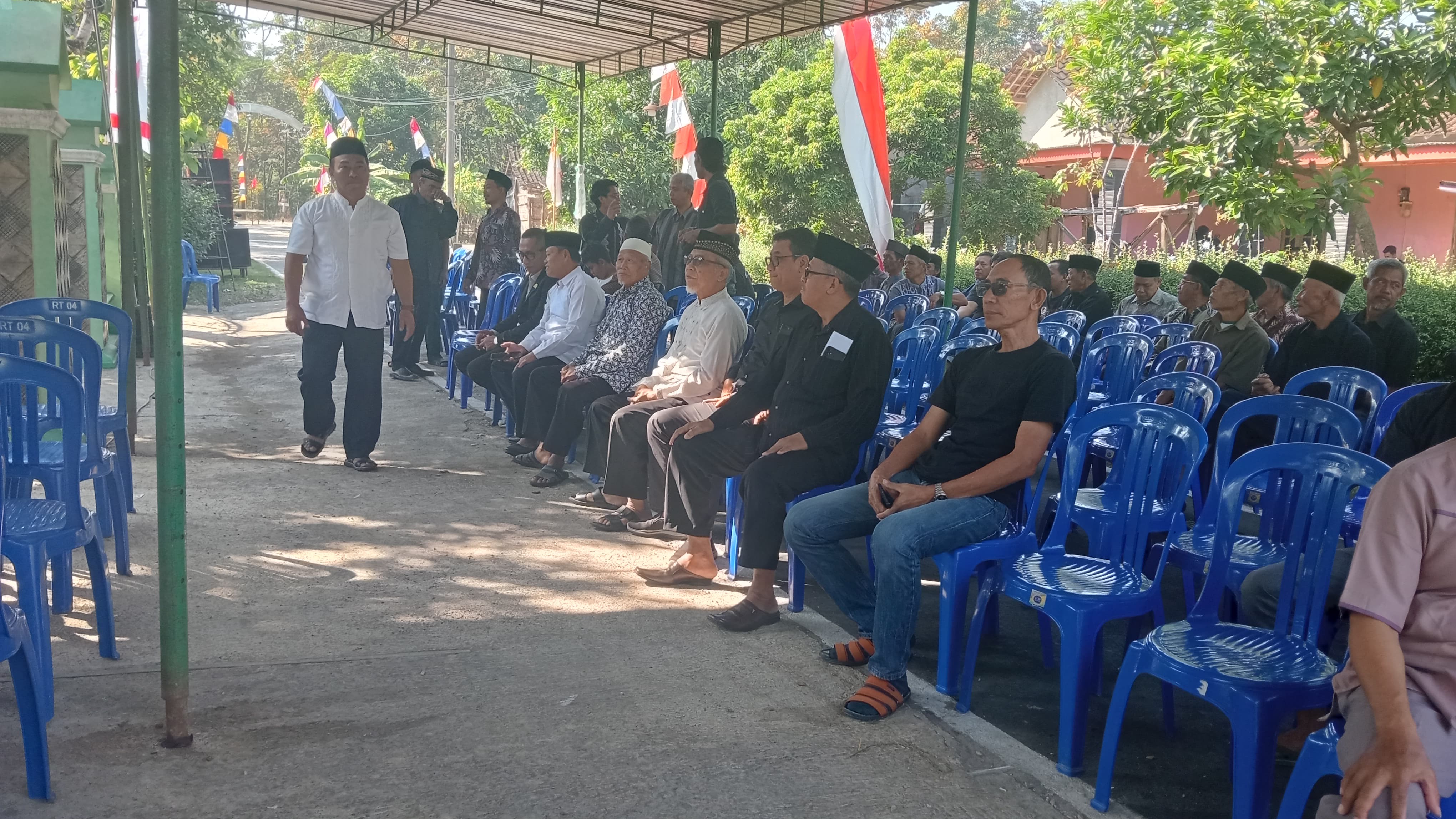 Pelayat berdatangan di rumah duka Desa Rejosari, Kecamatan Polokarto, Kabupaten Sukoharjo, Minggu (20/7/2025).