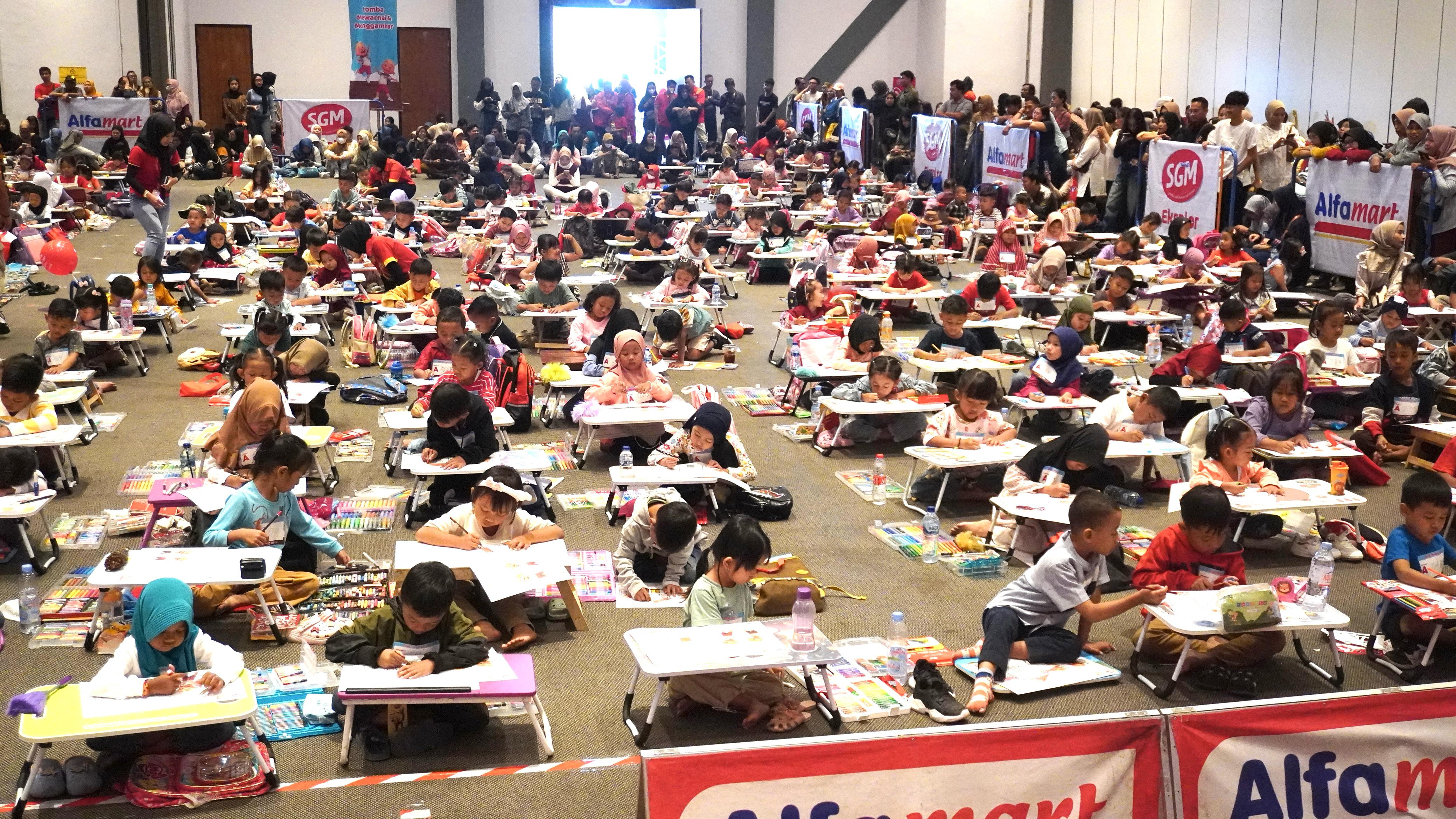 FOKUS: Peserta lomba mewarnai di Convention Hall Tirtonadi Solo, Minggu (20/7).