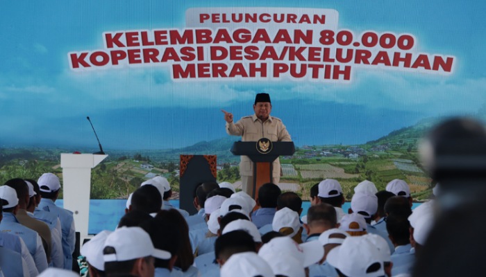 Presiden Prabowo Subianto saat meluncurkan Kopdes dan Kopkel Merah Putih yang ditandai dengan menekan tombol di Desa Bentangan, Kecamatan Wonosari, Klaten. (M.Ihsan/Radar Solo)