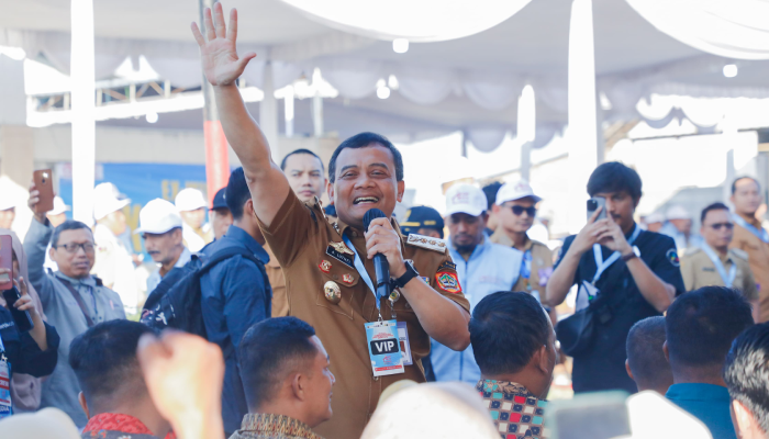 Gubernur Jateng Ahmad Lutfhi di sela-sela dampingin Presiden Prabowo Subianto dalam peluncuran kelembagaan 80.000 Koperasi Desa/Kelurahan Merah Putih se-Indonesia di Wonosari, Klaten, Senin (21/7/2025