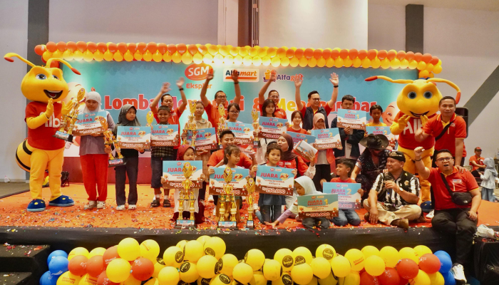 Para juara lomba mewarnai dan menggambar yang digelar&nbsp;Alfamart Cabang Klaten di Convention Hall Tirtonadi Solo, Minggu (20/7/2025).