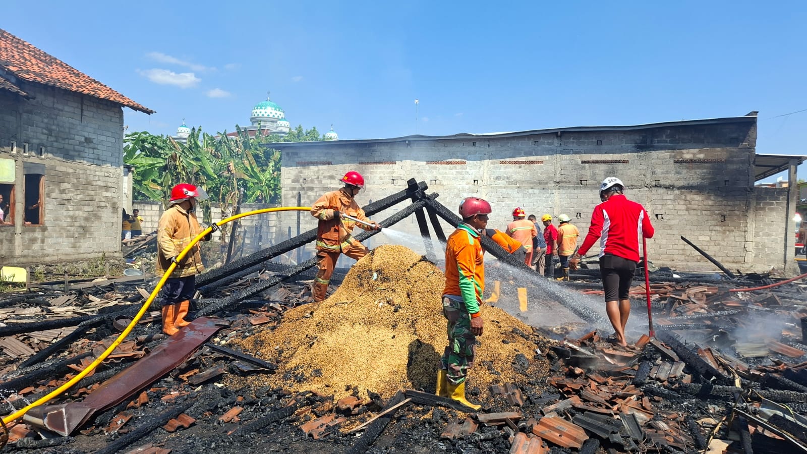 Tim pemadam kebakaran berupaya menjinakkan api di rumah warga Kroyo, Desa Taraman, Kecamatan Sidoharjo, Sragen, Senin (21/7/2025). (Rudi Hartono/Radar Solo)