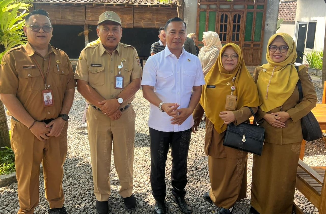 Menteri Kependudukan dan Pembangunan Keluarga, Wihaji (baju putih) bersama sejumlah pejabat Pemkab Karanganyar cek penyaluran MBG di Colomadu, Senin (21/7/2025). (Rudi Hartono/Radar Solo)