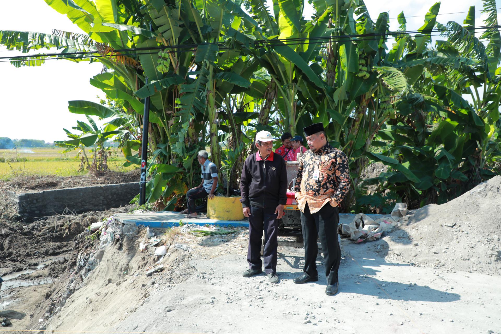 Ketua DPRD Klaten Edy Sasongko saat melakukan sidak pembangunan jembatan di Desa Sumber, Kecamatan Trucuk, Kamis (17/7/2025). (Dokumentasi DPRD Klaten)