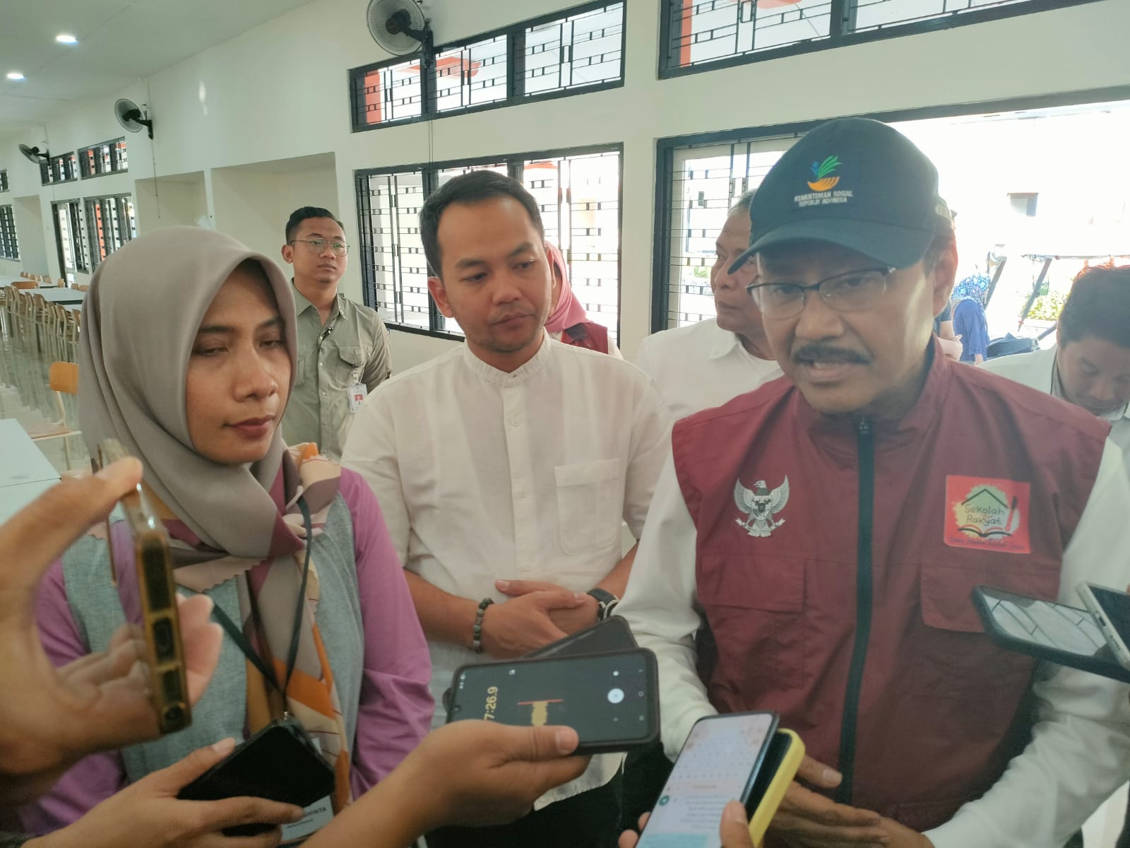 Mensos Gus Ipul janji segera penuhi kebutuhan tenaga pendidik dan pendamping siswa di SRMA 17 Solo.