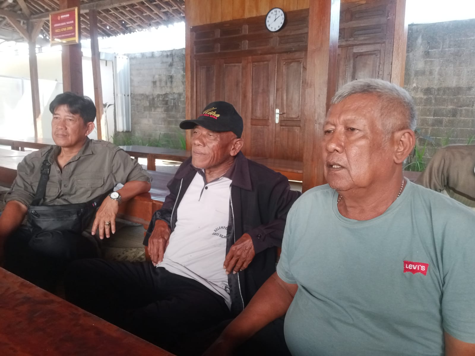 Perwakilan warga tiga desa yang seleksi perangkat desanya dinyatakan tidak sah oleh Inspektorat Sragen mendesak perangkat yang terkait tidak dilantik. (Ahmad Khairudin/Radar Solo)