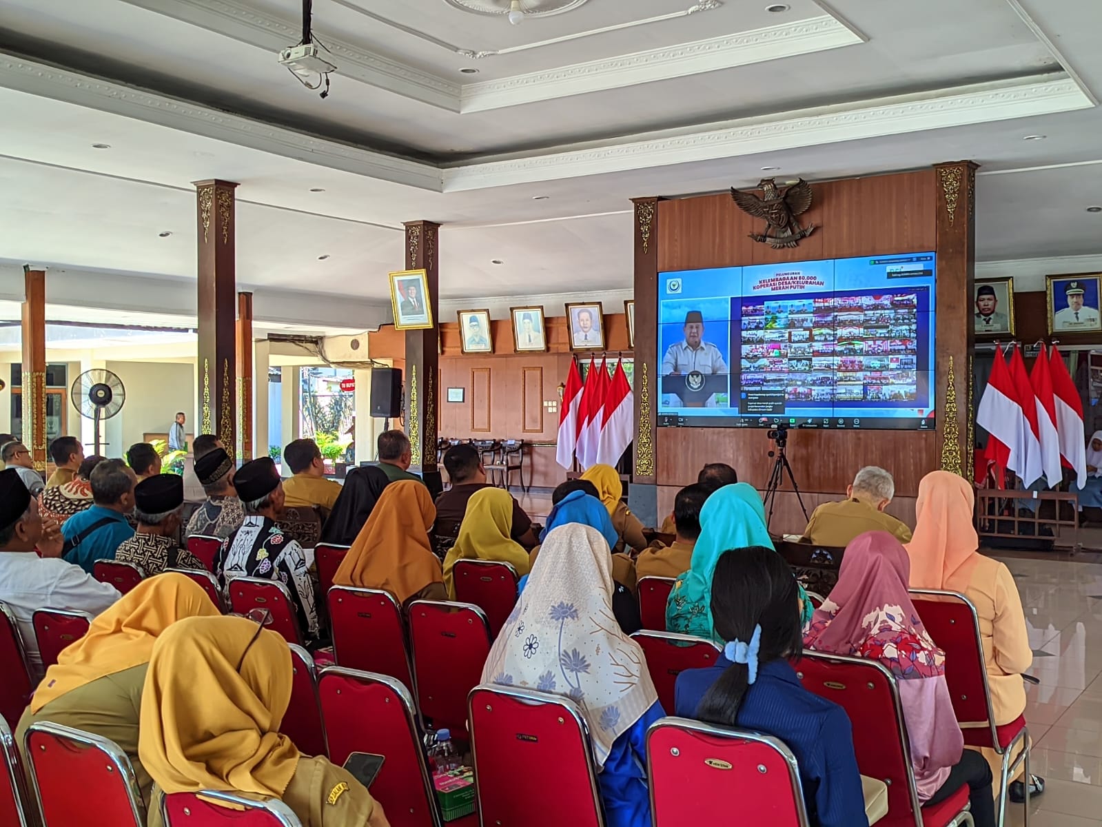 Perwakilan pengurus Koperasi Desa/Kelurahan Merah Putih mengikuti zoom meeting peluncuran Koperasi Desa/Kelurahan Merah Putih di pendapa Rumah Dinas Bupati Wonogiri Senin (21/7/2025).
