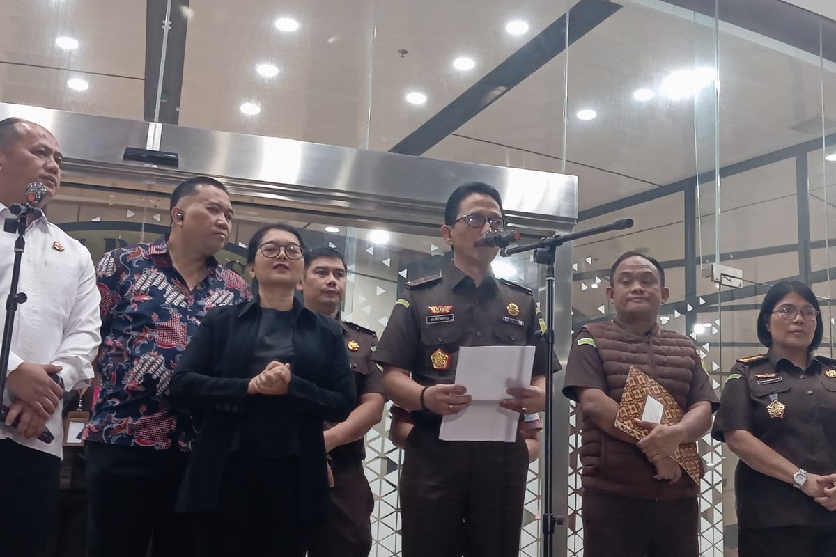 Kejagung tetapkan 8 tersangka baru korupsi kredit Rp 1,08 triliun Sritex. Dana disalahgunakan untuk utang & aset nonproduktif.