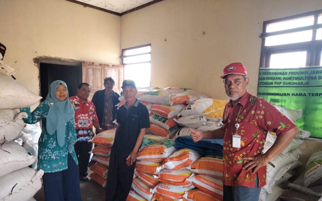 DKPP Klaten saat melakukan monitoring dan evaluasi terkait pendistribusian pupuk terhadap para petani tembakau.