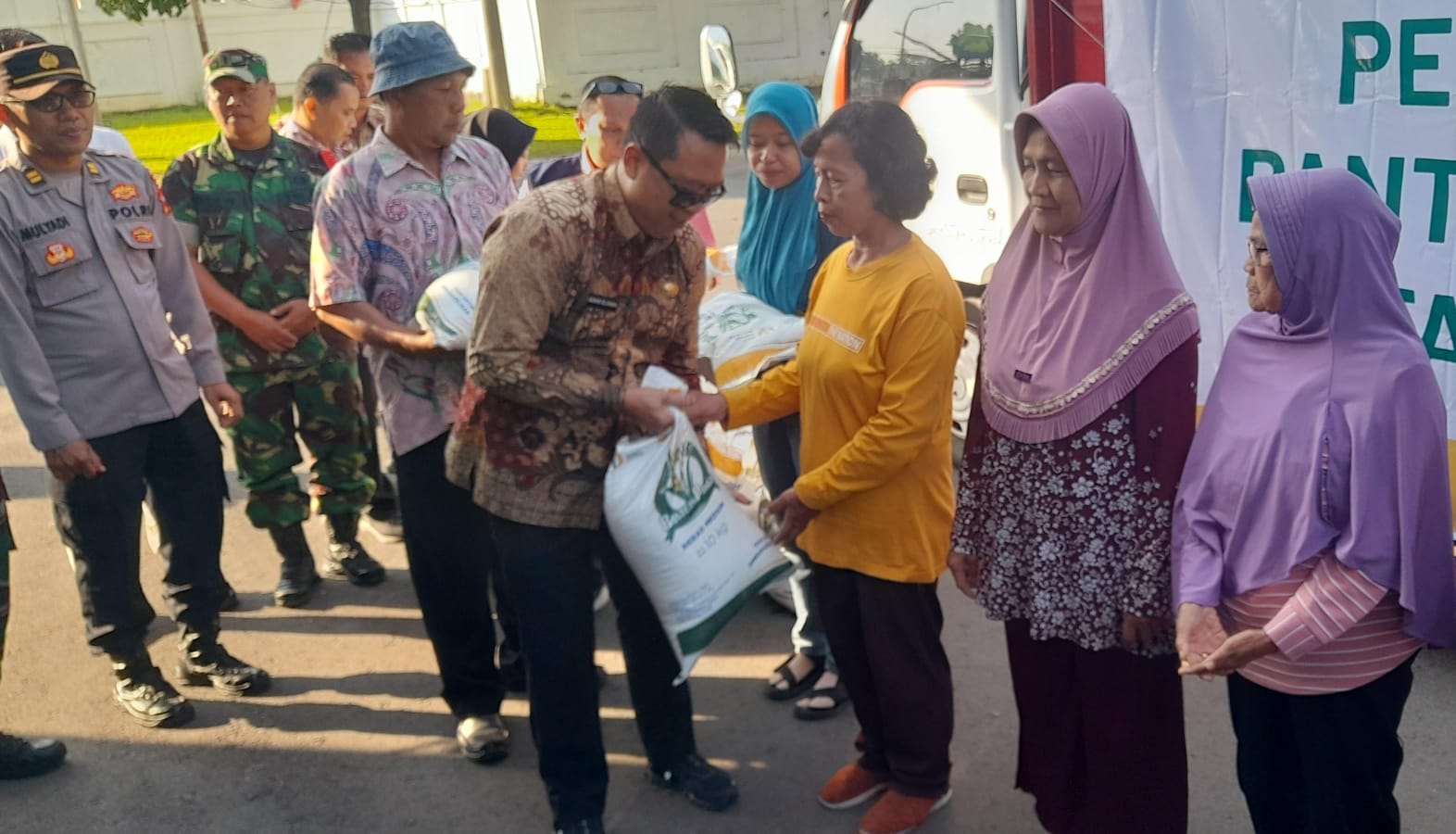 Wakil Bupati Karanganyar Adhe Eliana salurkan bantuan beras untuk masyarakat, Selasa (22/7/2025). (Rudi Hartono/Radar Solo)