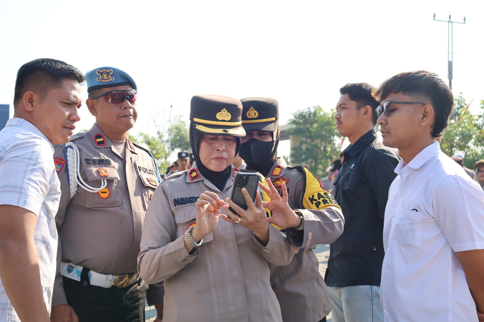 Pemeriksaan ponsel anggota Polres Sukoharjo usai apel pagi di Lapangan Presisi Mapolres Sukoharjo, Selasa (22/7).