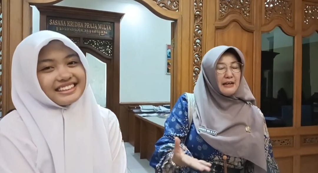 Siswi kelas IX SMPN 3 Solo Kiasatina Callysta Cordelia saat bertemu Wali Kota Solo.
