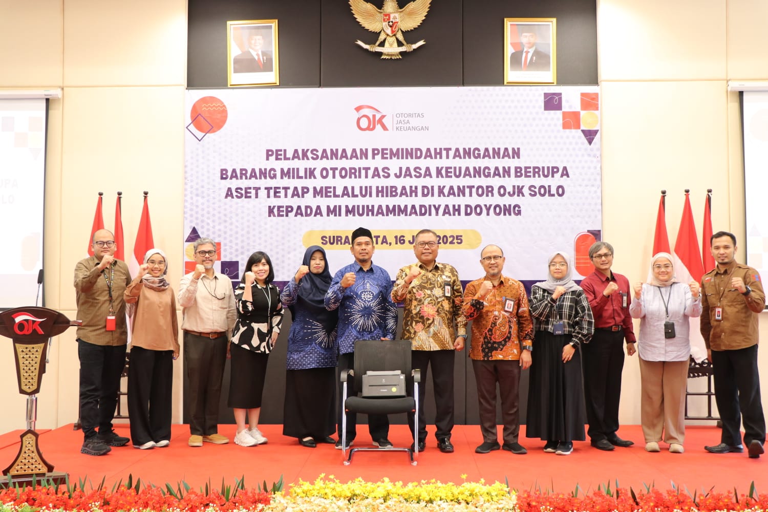 Simbolis penyerahan barang milik OJK kepada madrasah asal Sragen di kantor OJK Solo, Rabu (16/7).