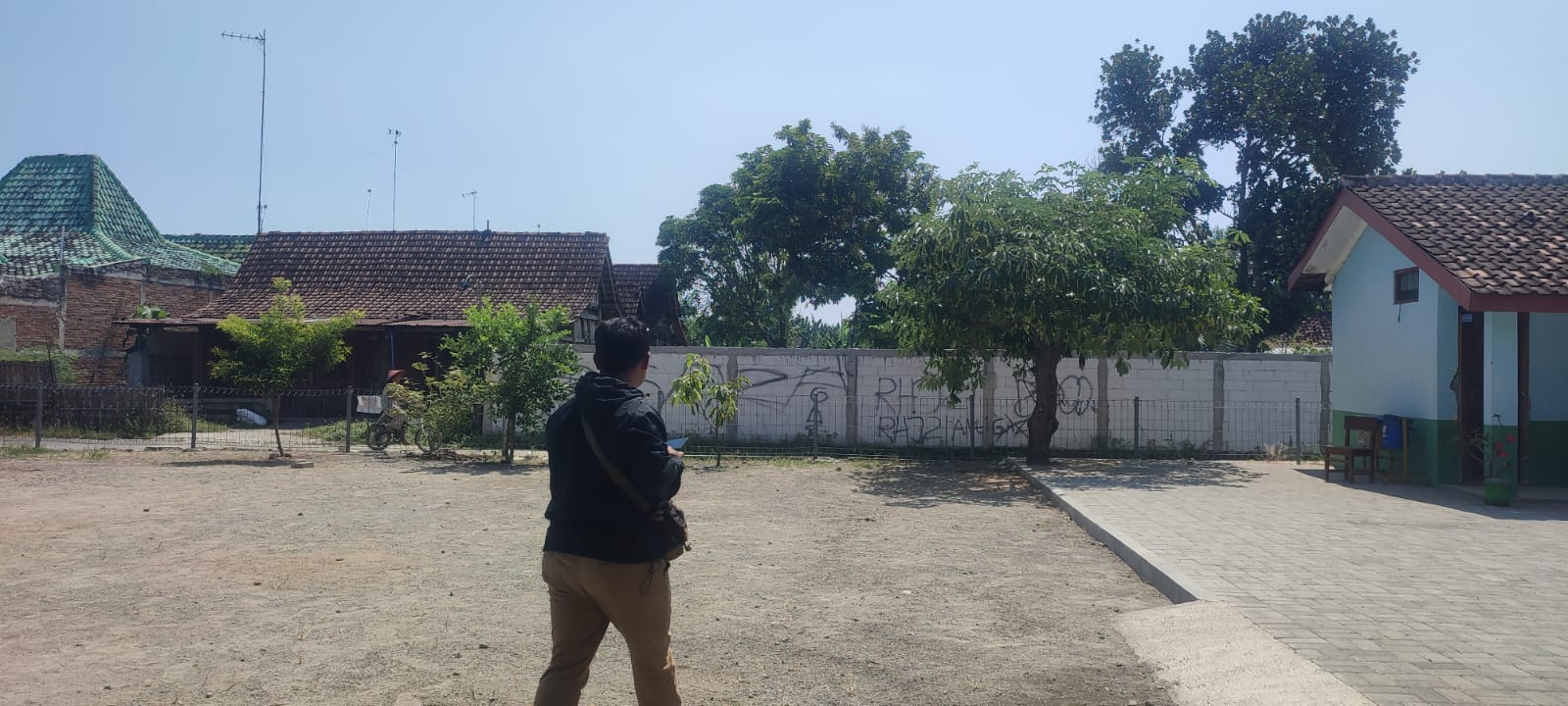 Tembok SDN 2 Gondang, Sragen turut jadi sasaran aksi vandalisme. Selain itu, bendera sekolah setempat juga dicoret-coret. (Ahmad Khairudin/Radar Solo)