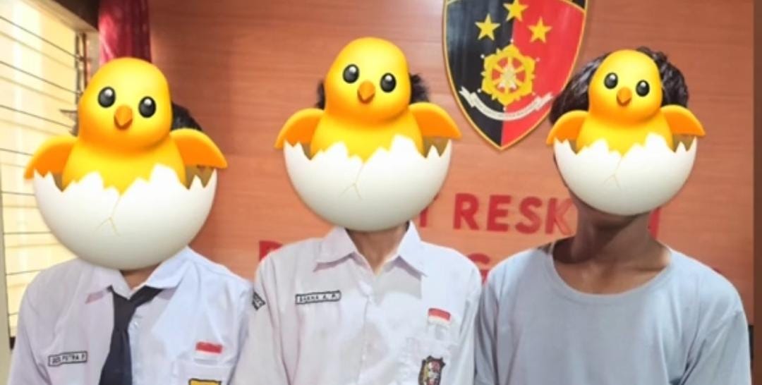 Pelaku aksi vandalisme yang mencoret-coret bendera merah putih dan tembok SDN 2 Gondang, Sragen diamankan di Polres Sragen, Selasa (22/7/2025). (Ahmad Khairudin/Radar Solo)