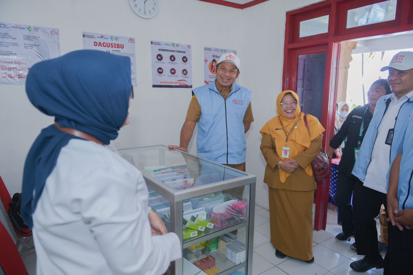 Bupati Boyolali Agus Irawan mengecek apotek yang menjadi unit usaha Koperasi Desa Merah Putih.