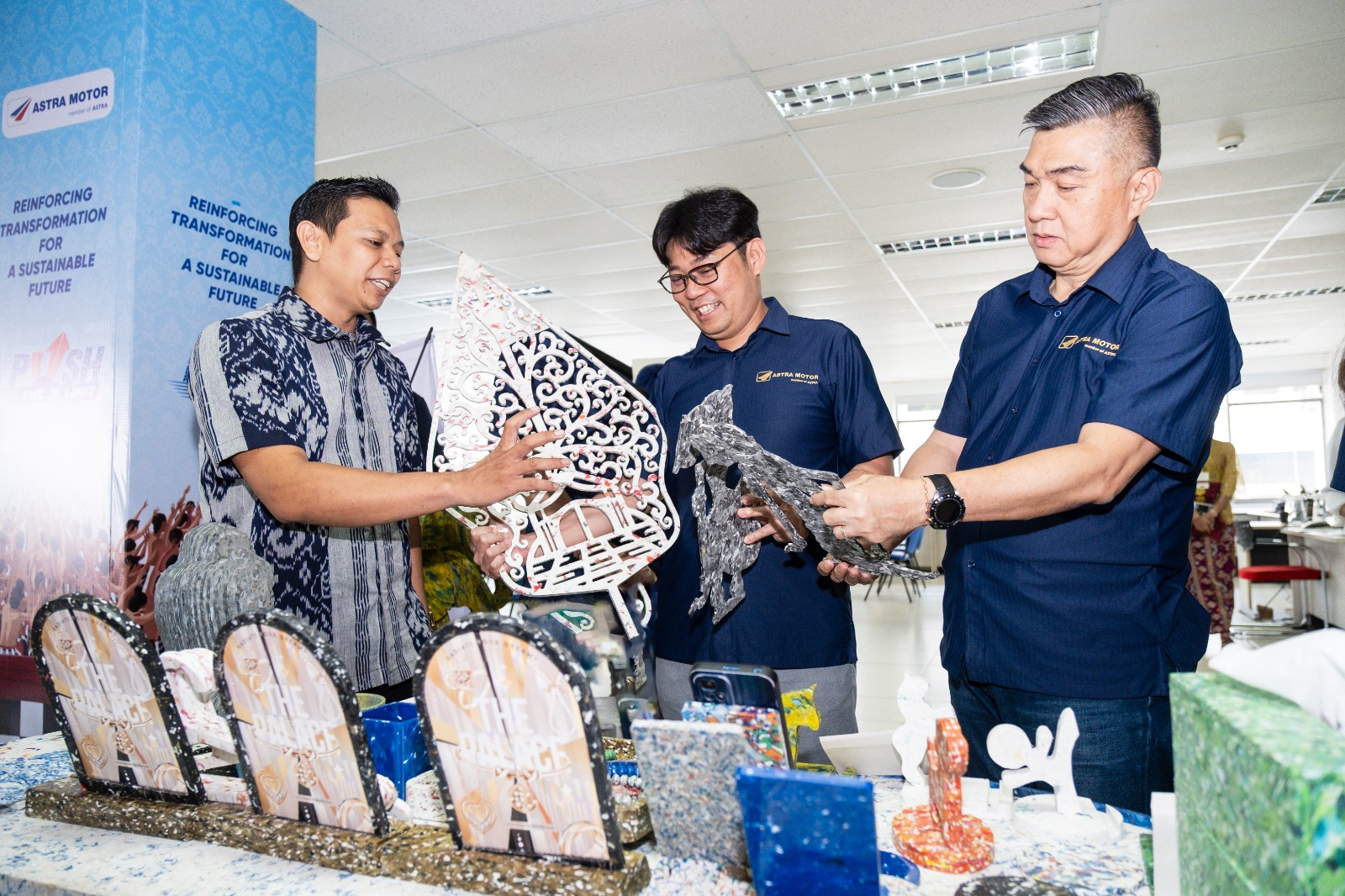 Astra Motor menegaskan komitmennya mengapresiasi KarFa sekaligus mendukung semangat inklusivitas dengan membeli produk-produk hasil olahan KarFa untuk digunakan di jaringan Main Dealer Astra Motor.