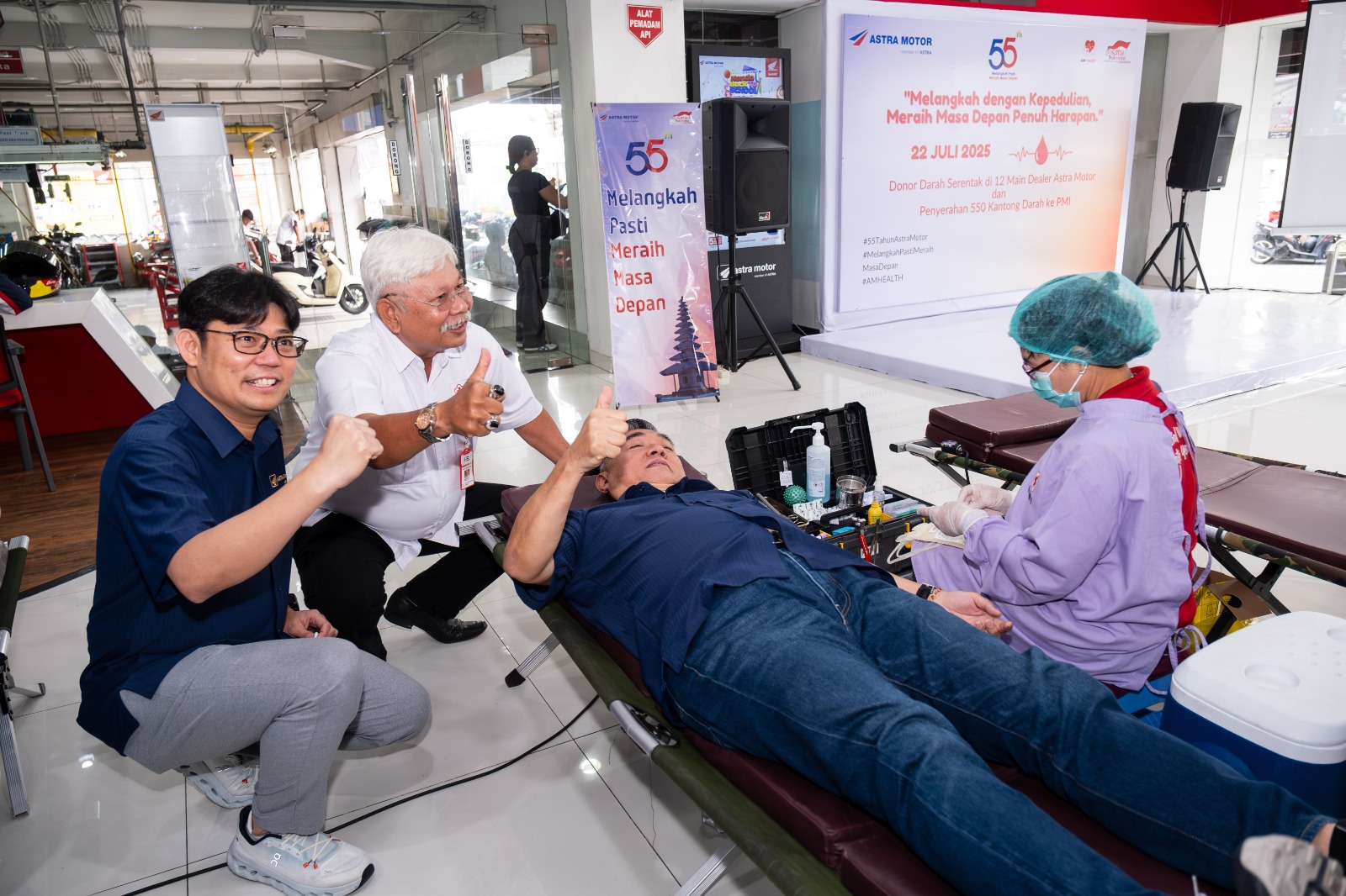 Chief Operating Astra Motor, Budi Astono (kanan) melakukan donor darah pada rangkaian HUT ke-55 Astra Motor dan didampingi oleh Chief Executive Astra Motor, Robien Tony (kiri).