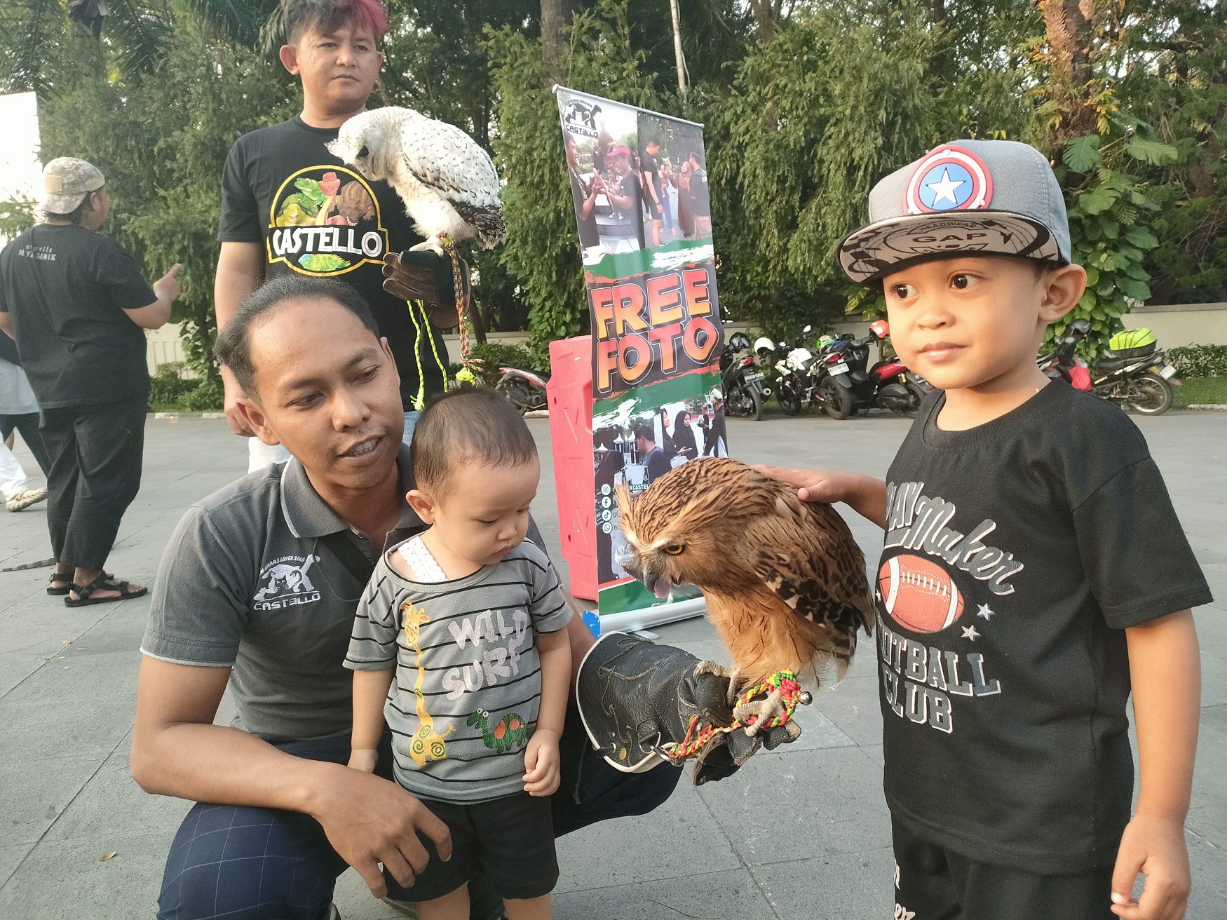 Anggota Crew Castello rutin bertemu di Air Mancur Manahan setiap Kamis sore. (Silvester Kurniawan/Radar Solo)