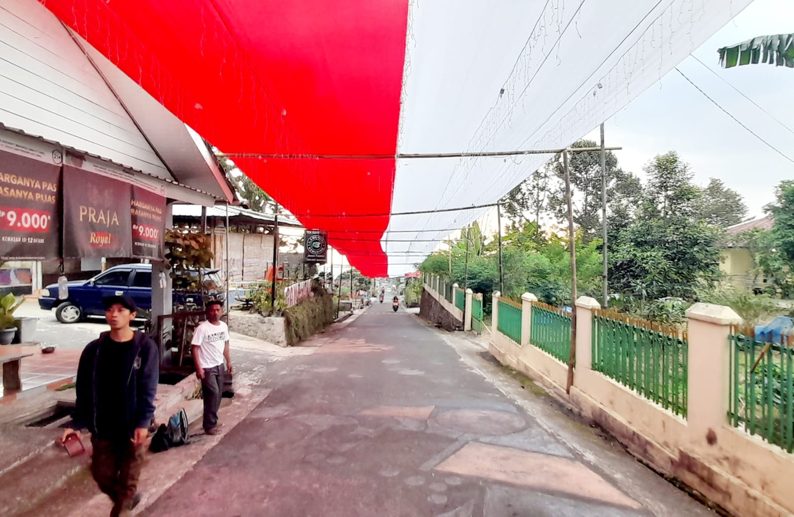 Penampakan bendera panjang di sepanjang jalan masuk Dusun Badan menuju Pasar Batok, Desa Kemuning, Ngargoyoso, Karanganyar. (Rudi Hartono/Radar Solo)