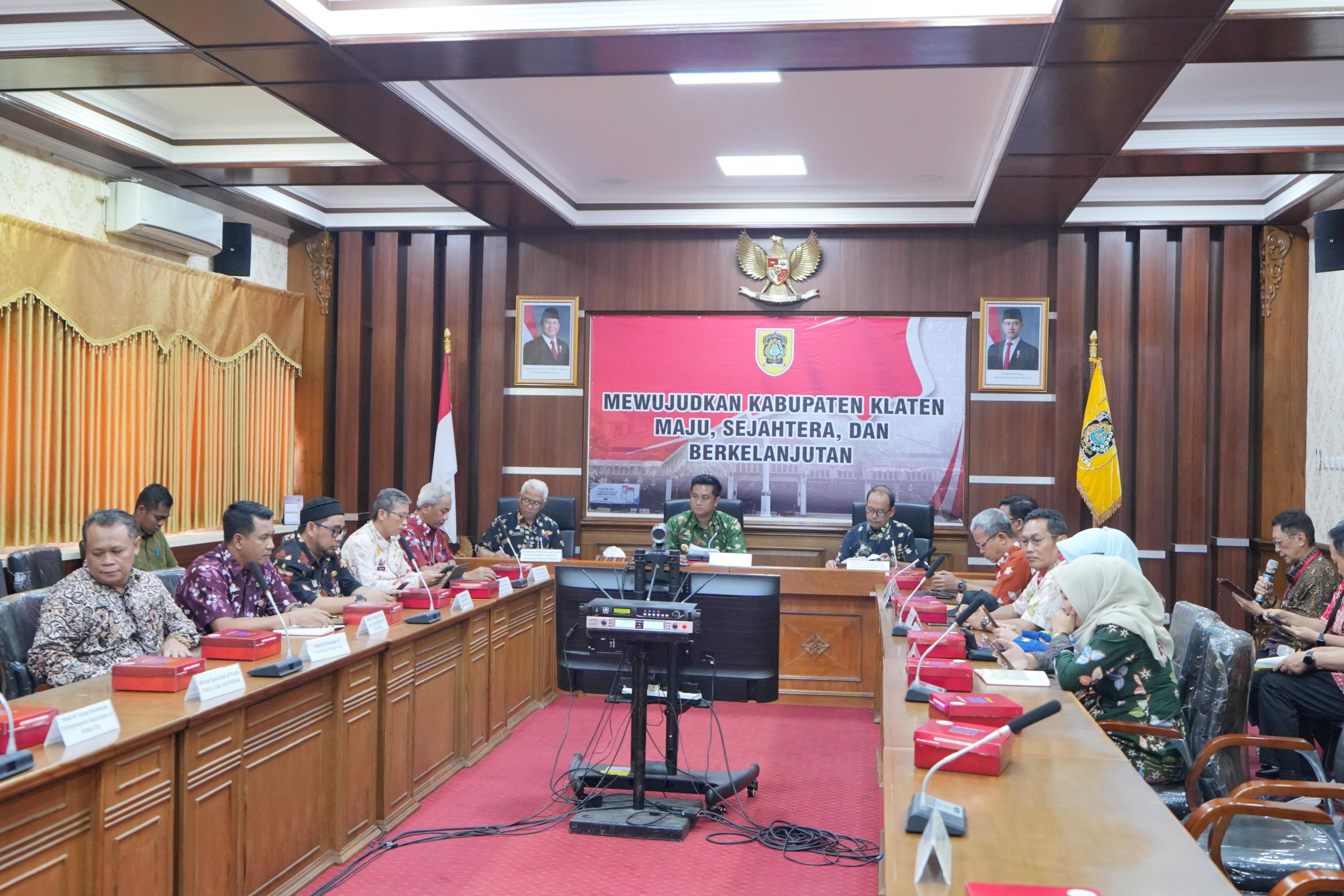 Pemkab Klaten saat menggelar pertemuan secara virtual dengan Pemerintah Nanjing di Ruang Rapat Utama Gedung B. (Dokumentasi Diskominfo Klaten)
