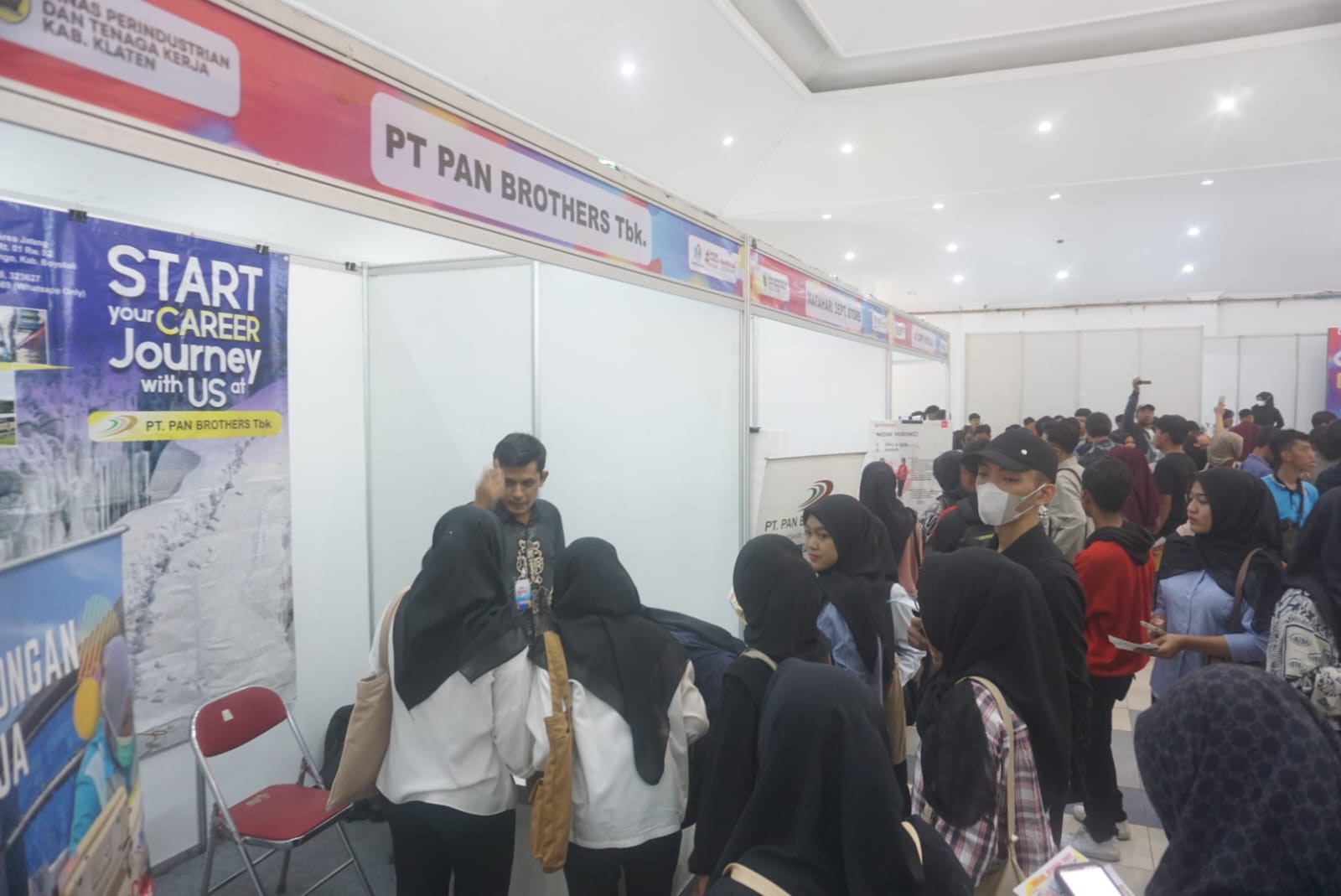 Pencari kerja saat mengunjungi sejumlah stand dari perusahaan yang membuka lowongan pekerjaan dalam Klaten Job Fair di Gedung Sunan Pandanaran RSPD Klaten. (Angga Purenda/Radar Solo)