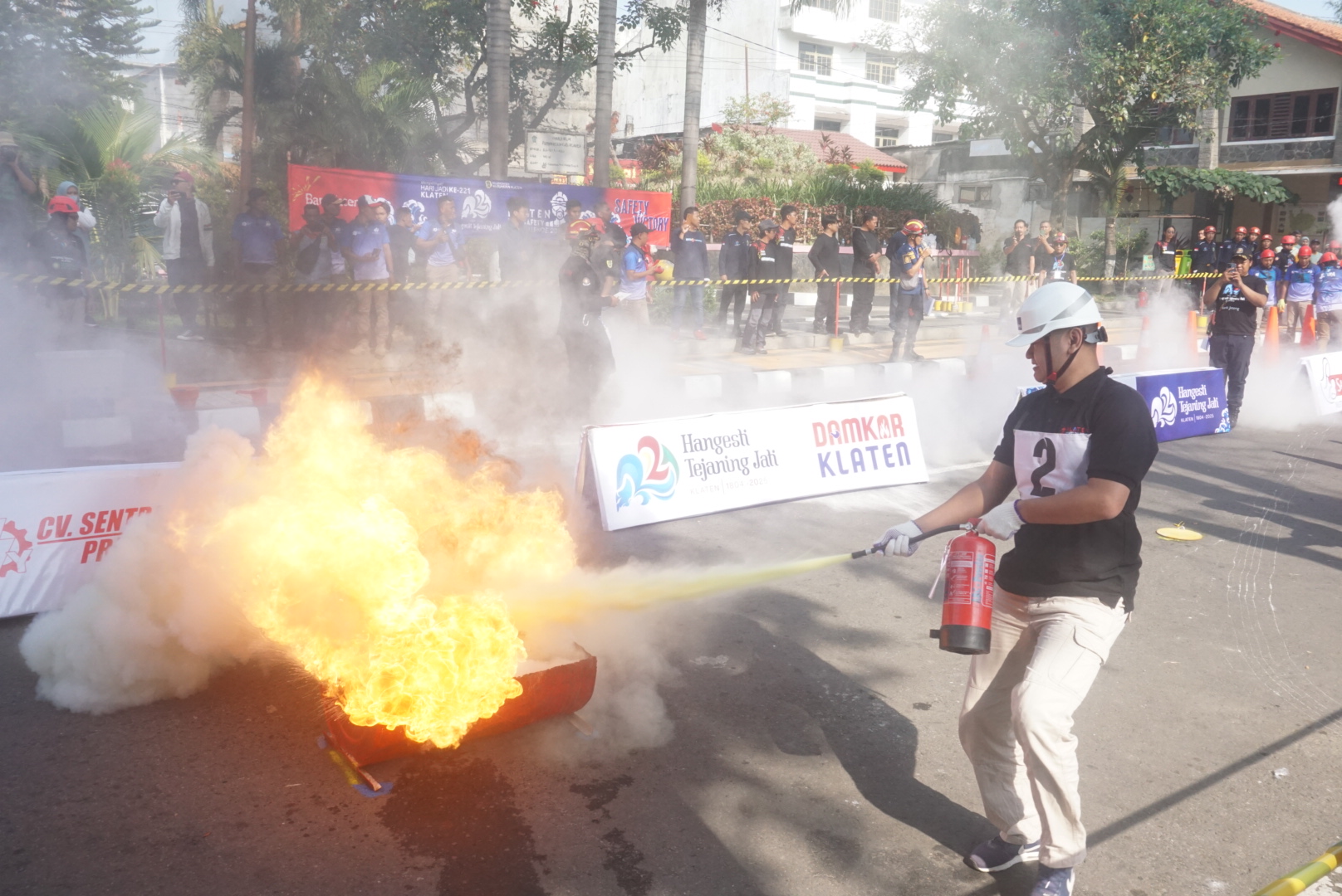 Peserta Klaten Fire Safety Challenge 2025 berusaha memadamkan api dengan APAR, Rabu (23/7/2025). (Angga Purenda/Radar Solo)