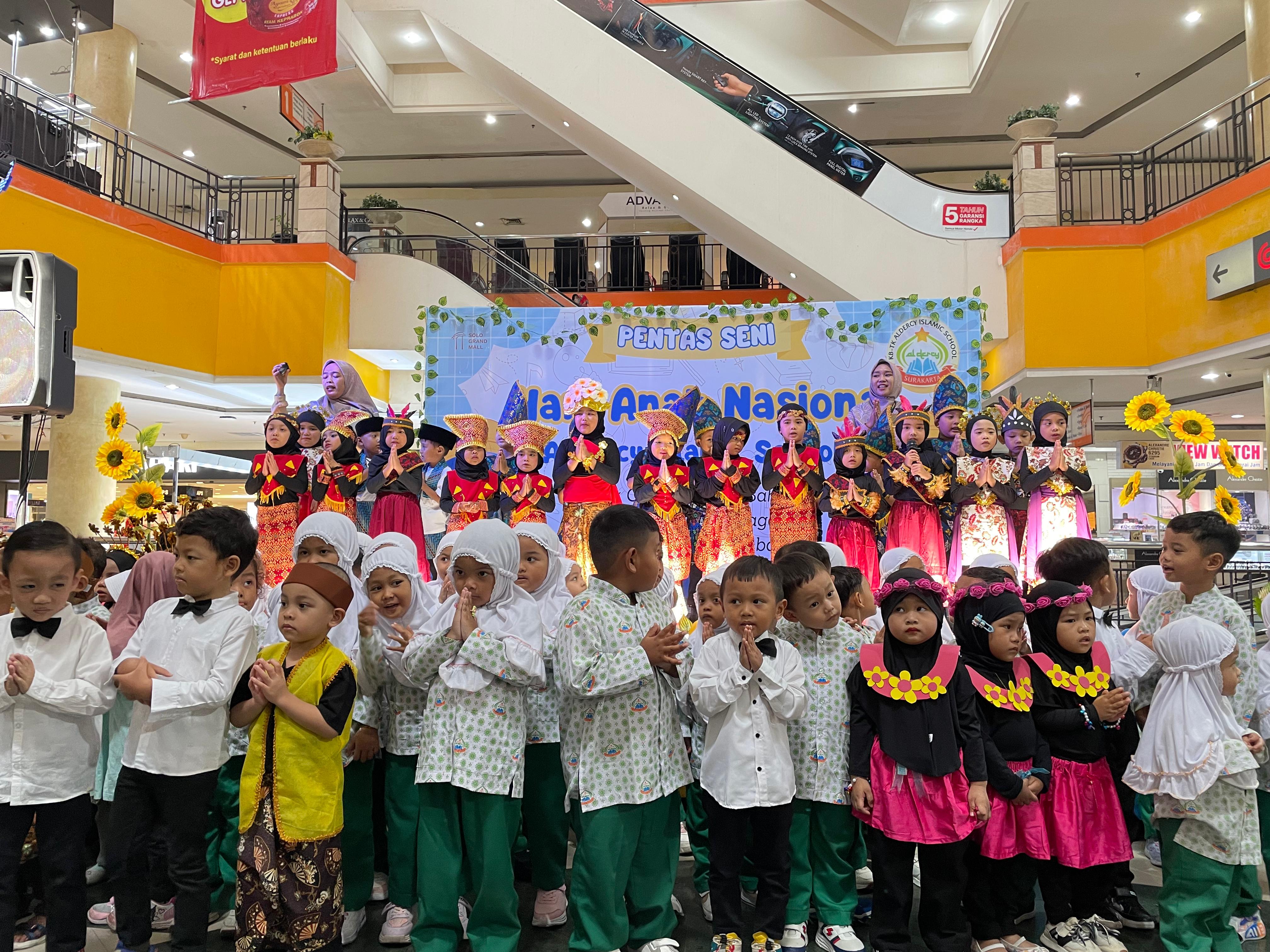 Pentas Seni Anak di Atrium Utama Solo Grand Mall, Rabu (23/7).