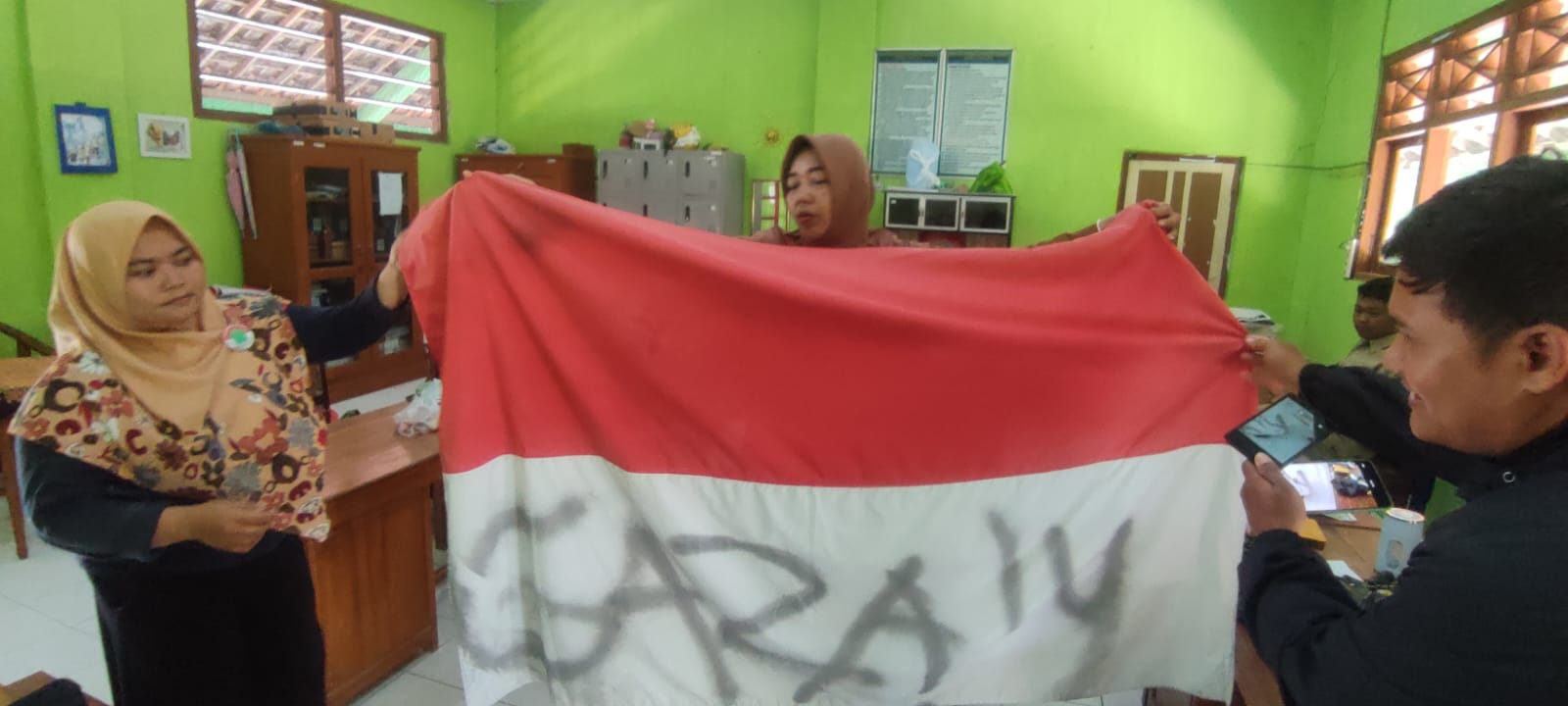 Bendera SDN 2 Gondang, Kecamatan Gondang, Kabupaten Sragen yang dicoret-coret tiga pelajar. (Ahmad Khairudin/Radar Solo)