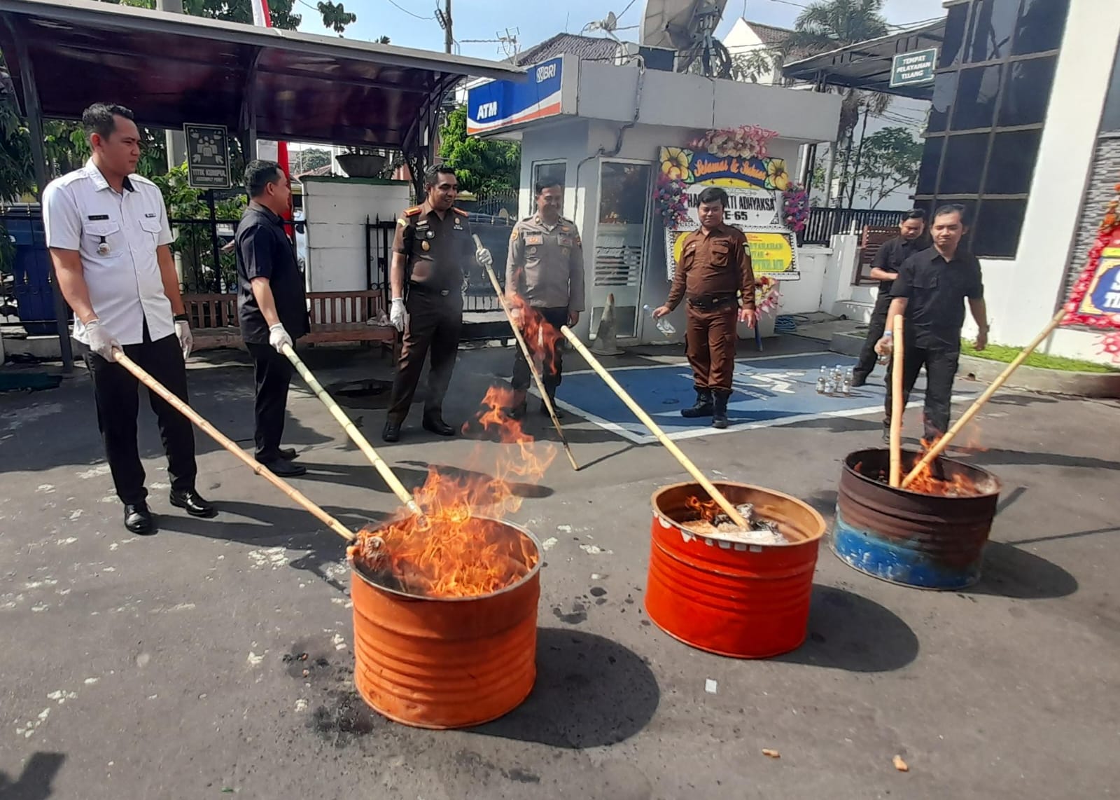 Pemusnahan barang bukti perkara inkrah di halaman kantor Kejari Karanganyar, Rabu (23/7/2025). (Rudi Hartono/Radar Solo)