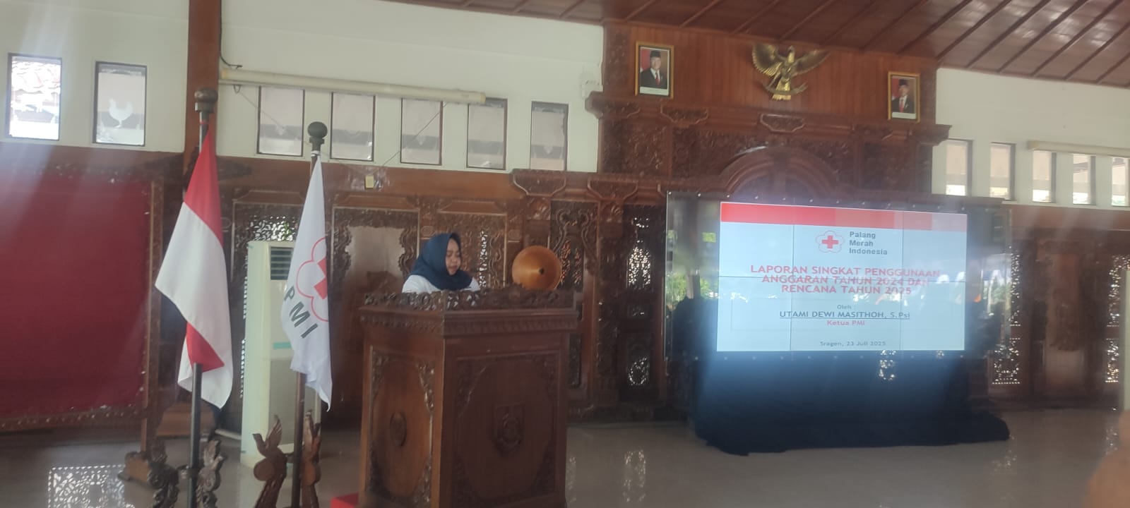 Ketua PMI Sragen Utami Dewi Masithoh beri sambutan dalam pembukaan Bulan Dana PMI 2025, Rabu (23/7/2025). (Ahmad Khairudin/Radar Solo)