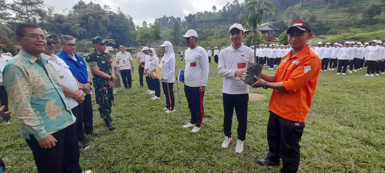 PPPK Pemkab Karanganyar menanam pohon di Desa Berjo, Kecamatan Ngargoyoso usai menerima SK pengangkatan, Rabu (23/7/2025). (Rudi Hartono/Radar Solo)