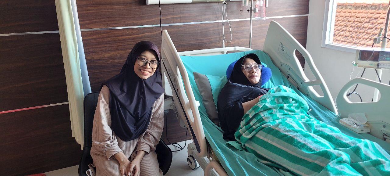 Deva saat menemani ibunya yang menjalani perawatan di Rumah Sakit Umum Daerah Pandan Arang Boyolali.